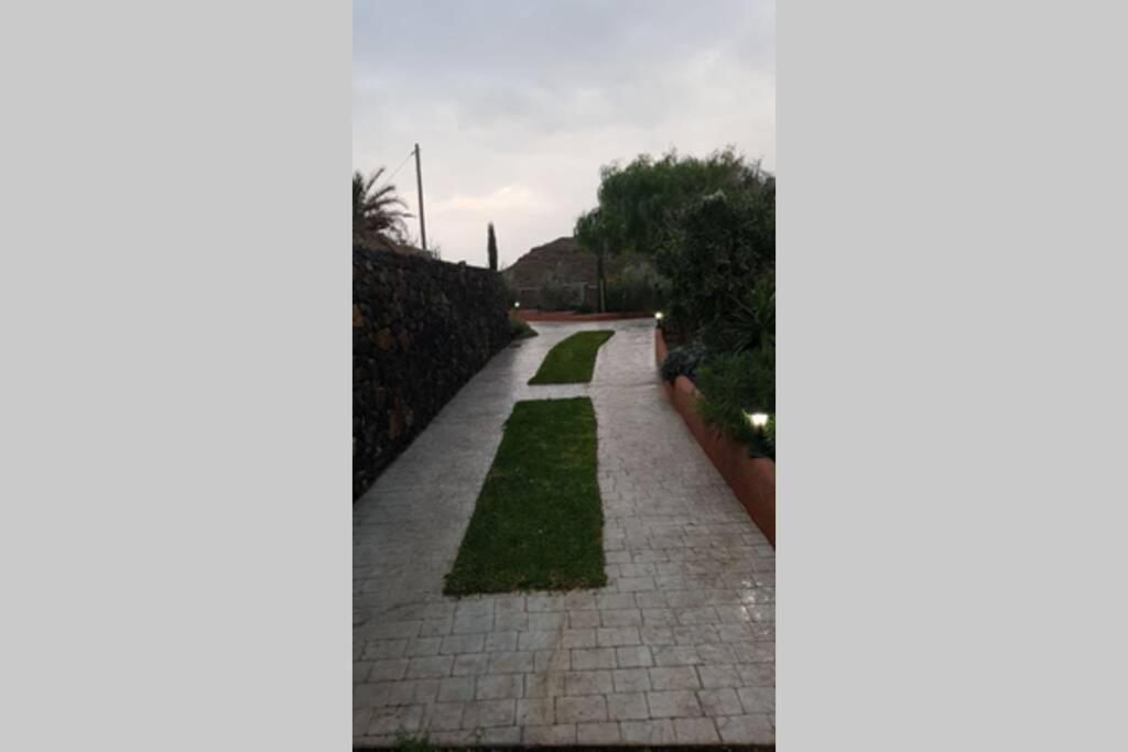 Villa Casa con puesta de sol y montañas. Alojera Exterior foto