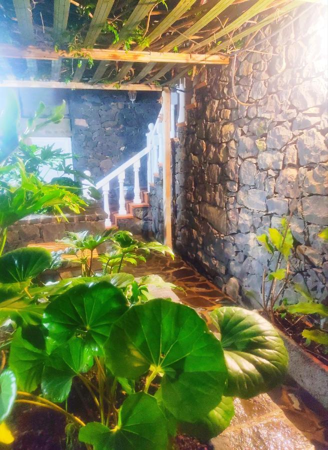 Villa Casa con puesta de sol y montañas. Alojera Exterior foto