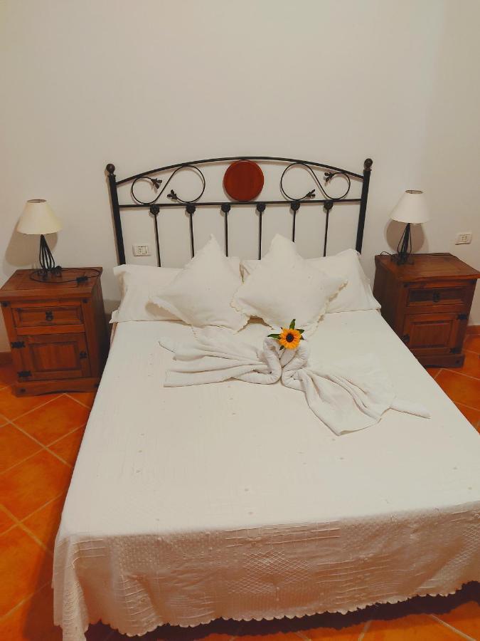Villa Casa con puesta de sol y montañas. Alojera Exterior foto