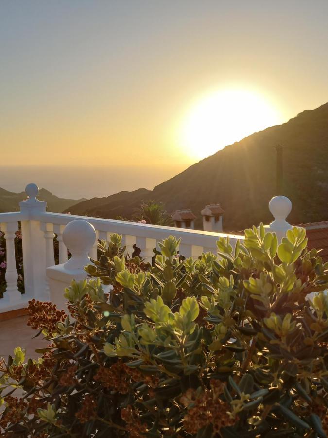 Villa Casa con puesta de sol y montañas. Alojera Exterior foto